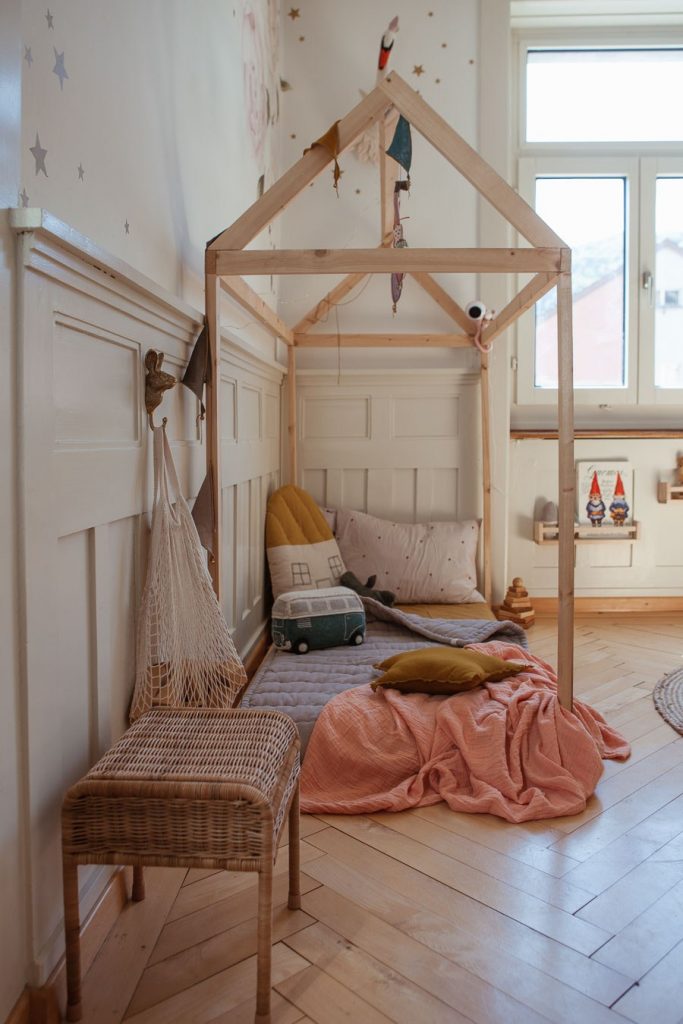 Joli lit cabane dans une chambre Boho chic par Mini Und Stil