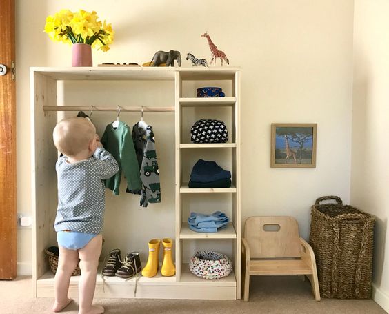 Un intérieur rangé et organisé grâce à une petite armoire ouverte, pour une chambre Montessori