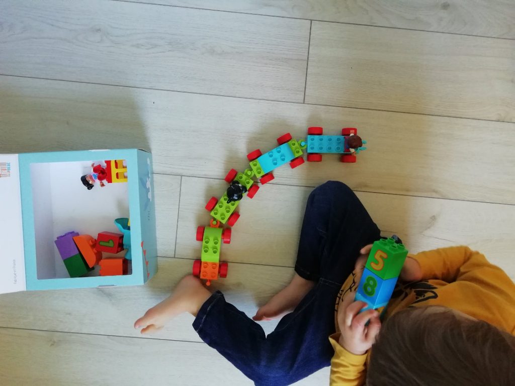 Jeu legos train pour apprendre à compter | ICy déco