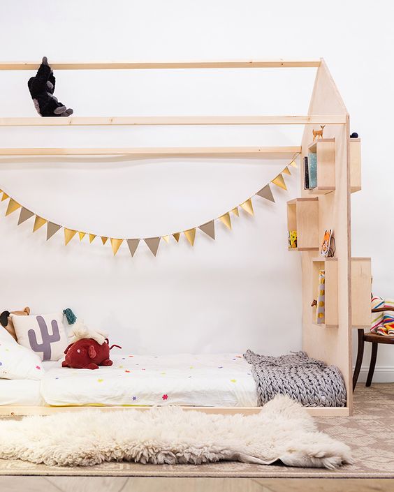 lit cabane avec étagères chambre Montessori friendly