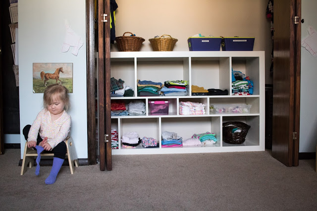 Aménager un grand placard en dressing adapté à l'enfant