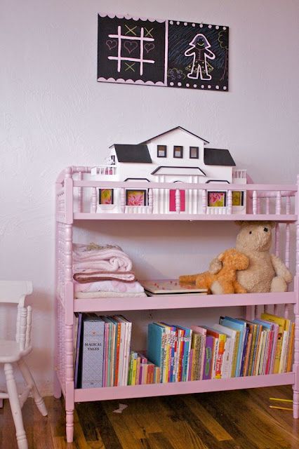 Détourner un lit bébé en jolie petite bibliothèque enfantine