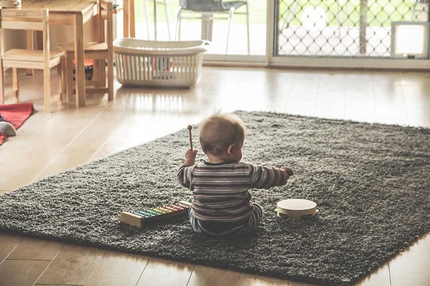 Créer un espace d'éveil sécurisant avec un tapis de jeux Montessori friendly