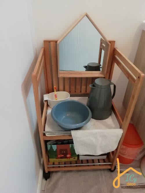 Un pichet isotherme dans une salle de bain Montessori