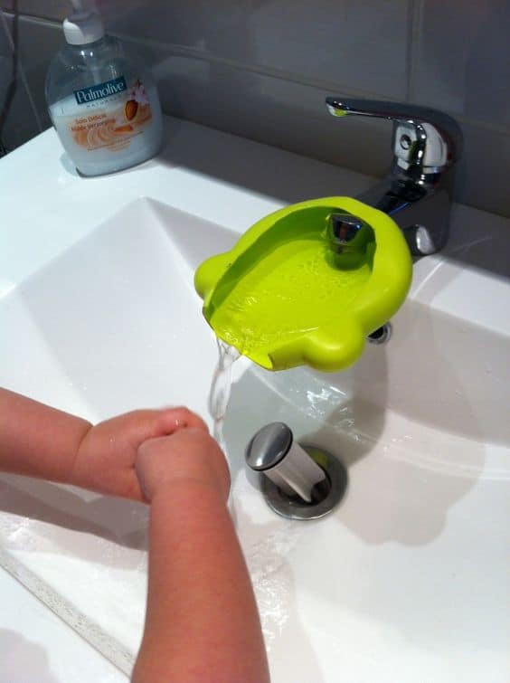 DIY : un prolongateur de robinet pour faciliter l'accès à l'eau par les enfants