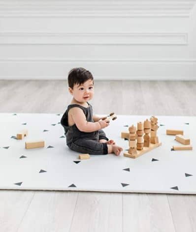 Un tapis en mousse black & white pour un espace jeu Montessori facile d'entretien